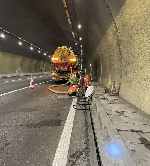 金堂隧道排水渠清淤